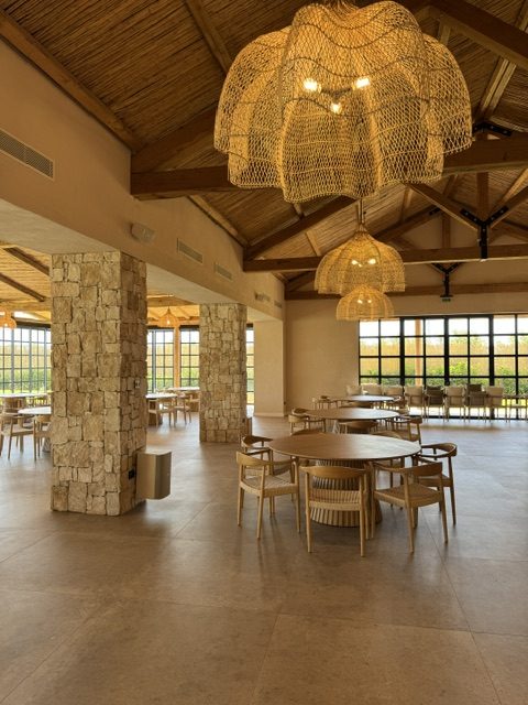 VRV Daikin canalizzato per location eventi a Baia Domizia, integrato nella sala con travi a vista